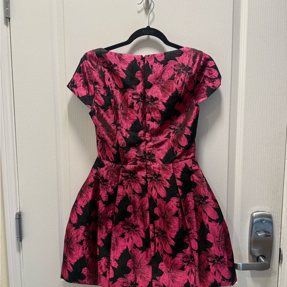 Elliatt Holly Short Sleeve Mini Dress in Pink & Black Floral Size S NWT - Picture 8 of 9